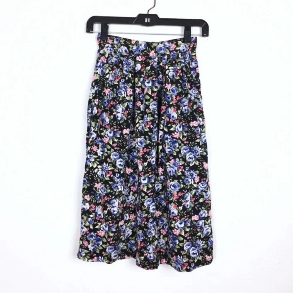 Vintage floral patterned knee length skirt fits like a size small rayon cottage